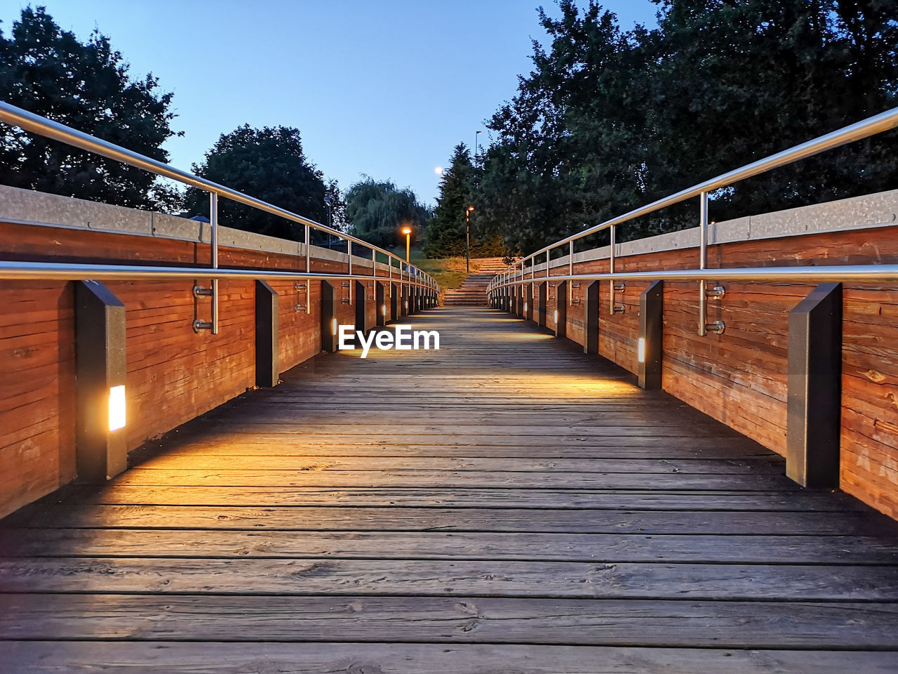 VIEW OF EMPTY FOOTBRIDGE