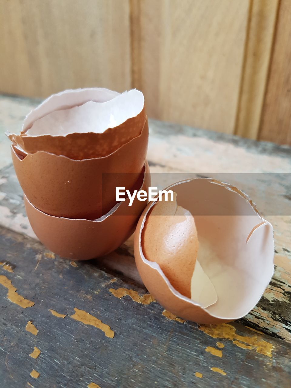 CLOSE-UP OF BROKEN EGG ON TABLE