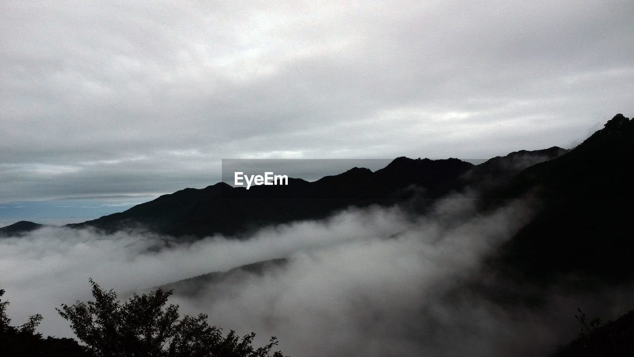 IDYLLIC SHOT OF SILHOUETTE MOUNTAIN AGAINST SKY