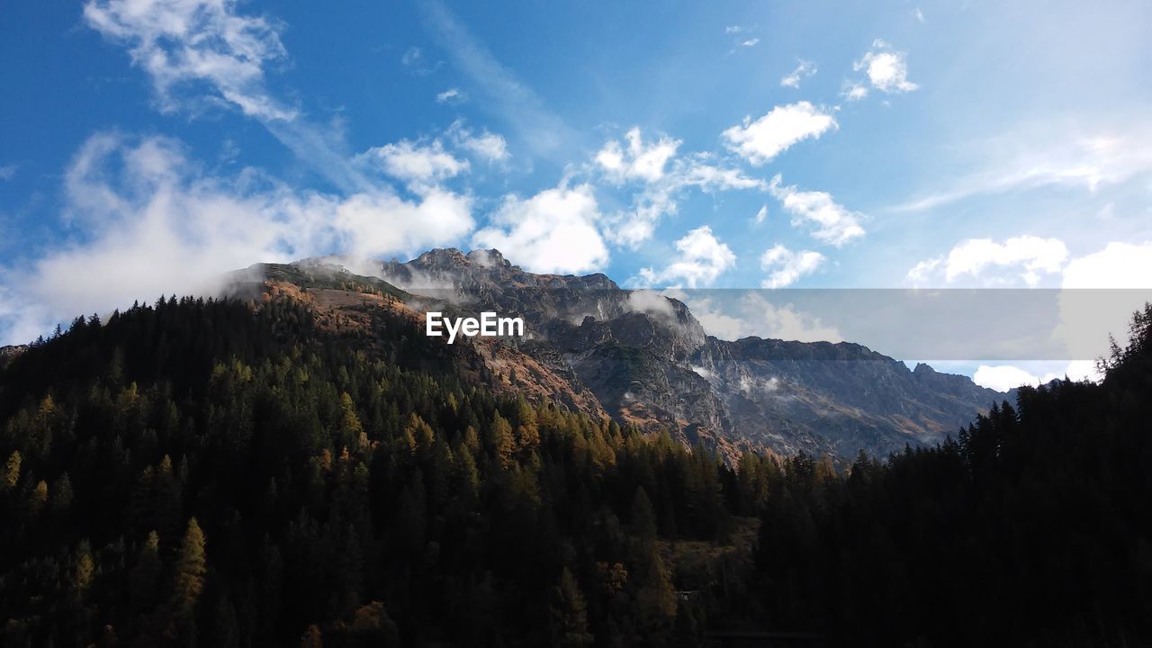 PANORAMIC VIEW OF MOUNTAINS AGAINST SKY