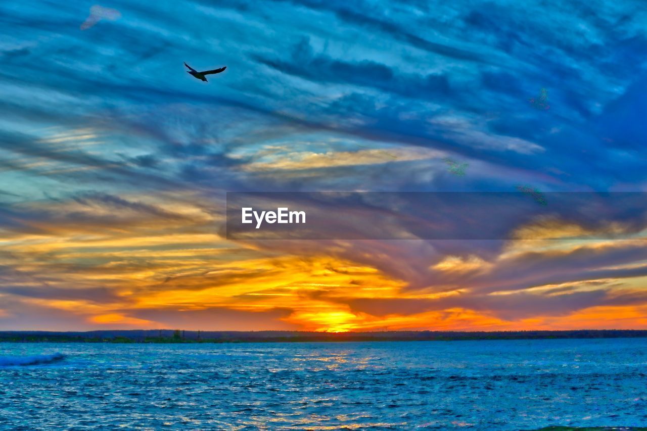 SCENIC VIEW OF SEA AGAINST SUNSET SKY