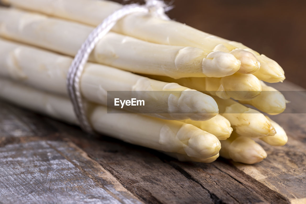 CLOSE-UP OF ONIONS ON TABLE