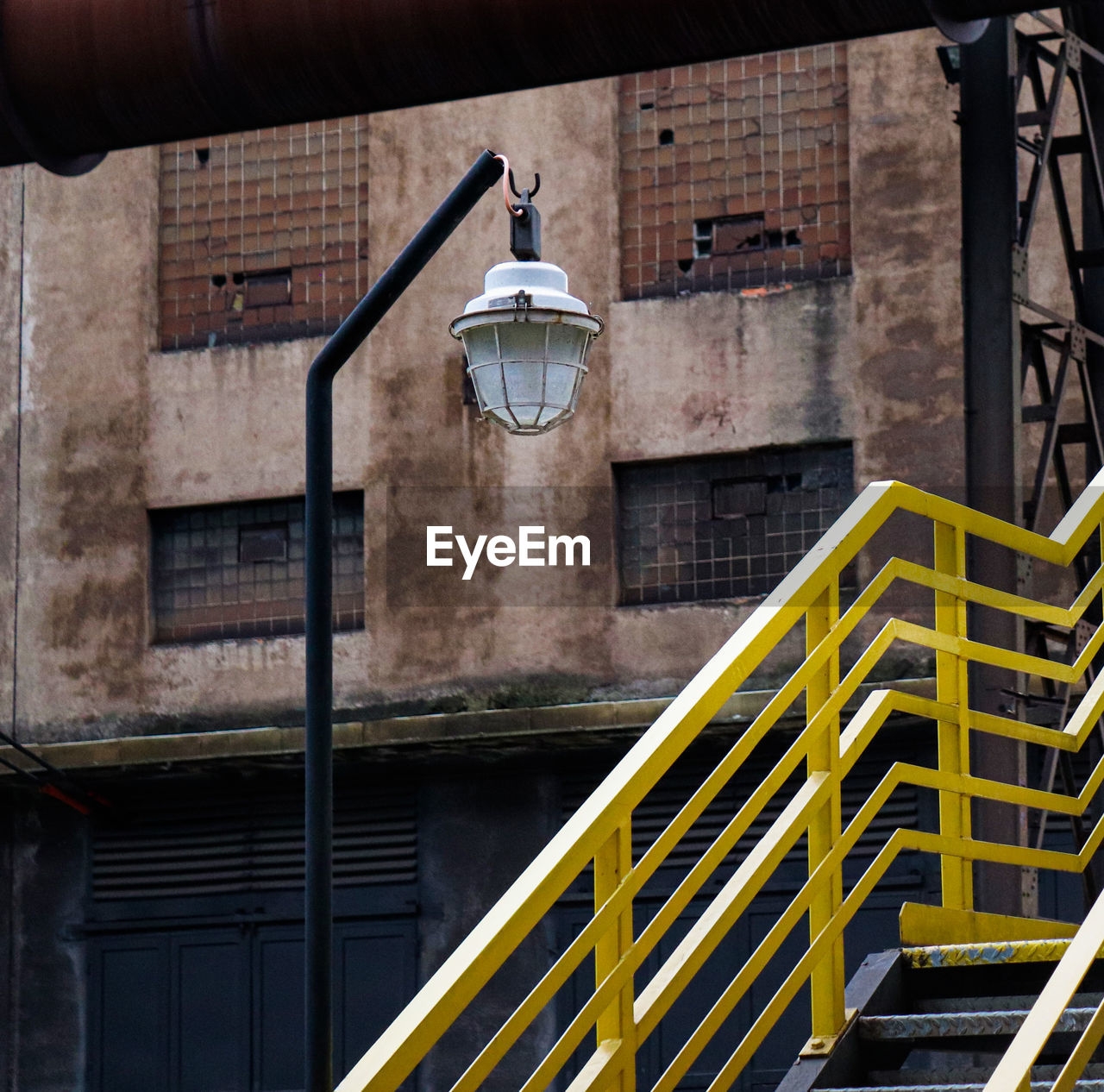 LOW ANGLE VIEW OF STREET LIGHT ON BUILDING