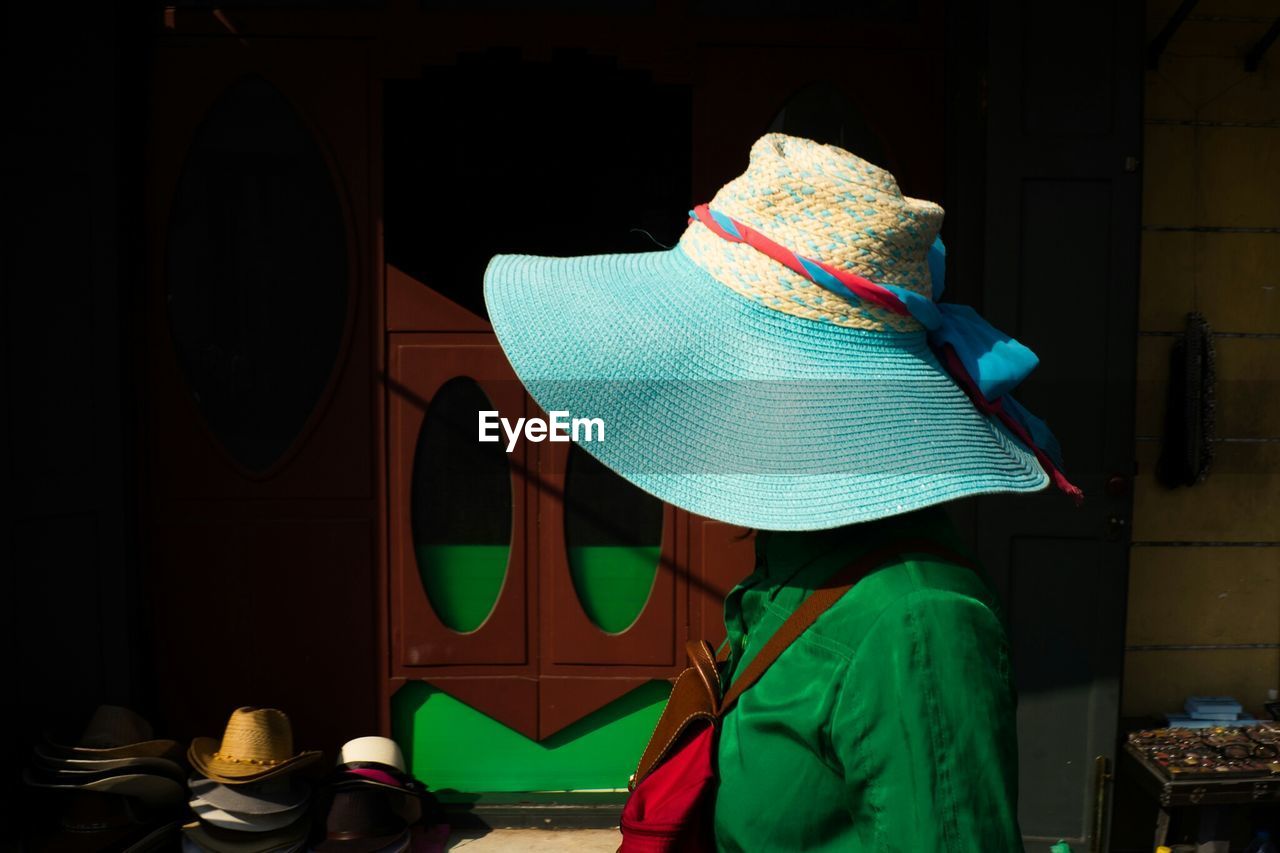 CLOSE-UP OF YOUNG WOMAN WEARING HAT