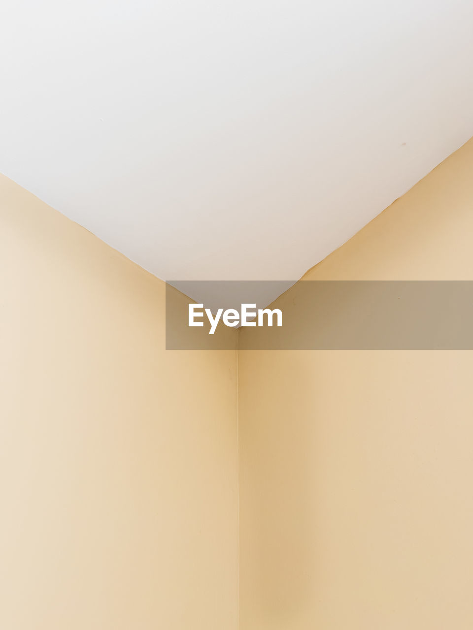 LOW ANGLE VIEW OF WHITE WALL AND CEILING