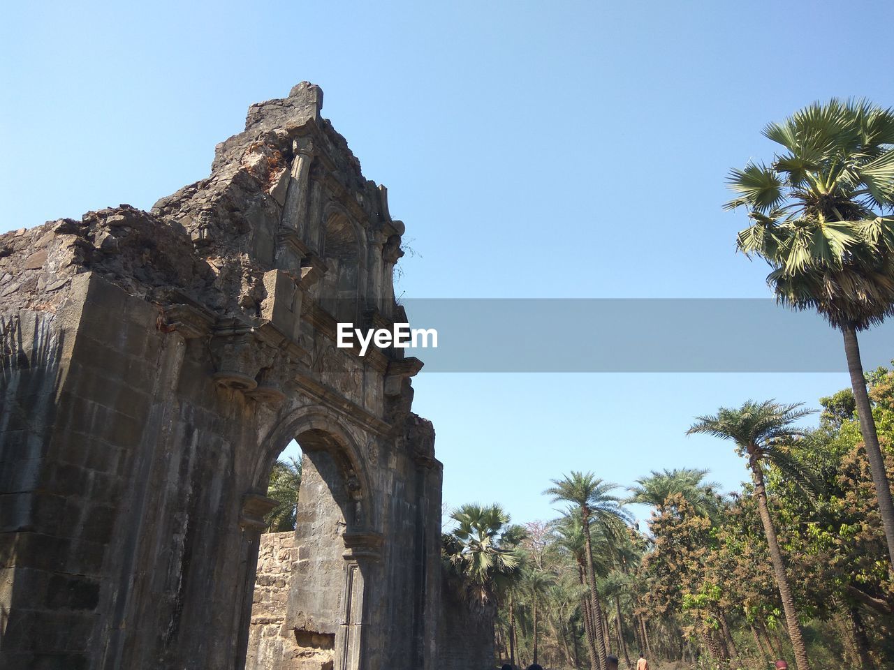 LOW ANGLE VIEW OF OLD RUIN BUILDING