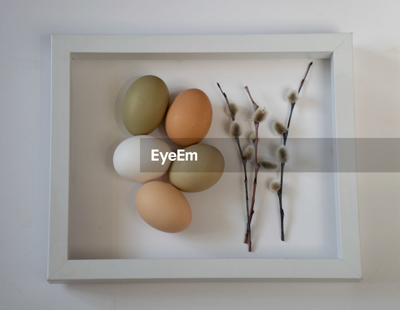egg, food, food and drink, indoors, wellbeing, freshness, no people, healthy eating, fragility, studio shot, still life, group of objects, raw food, medium group of objects, animal egg, simplicity, directly above, white, high angle view, table, brown, shell, nature, ingredient, wood