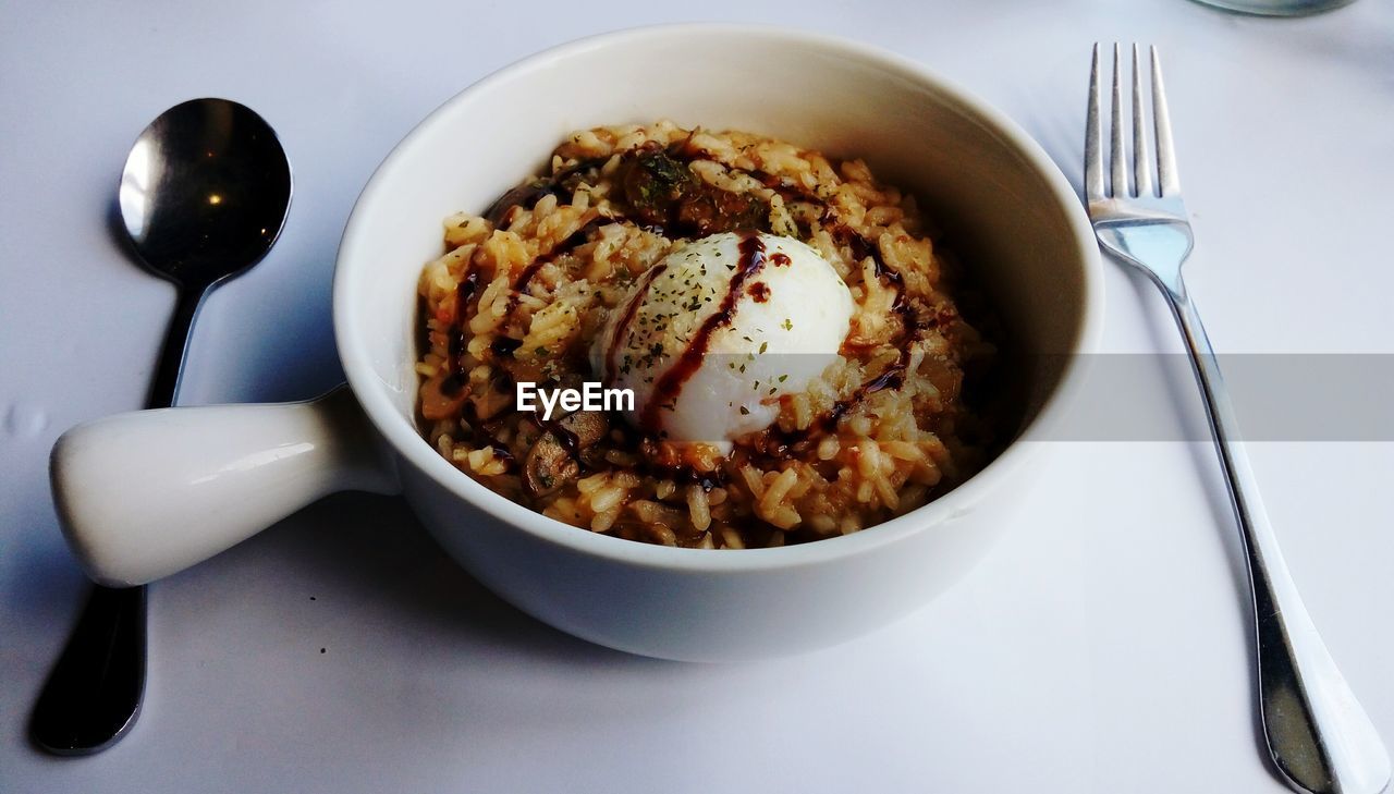 CLOSE-UP OF NOODLES IN BOWL