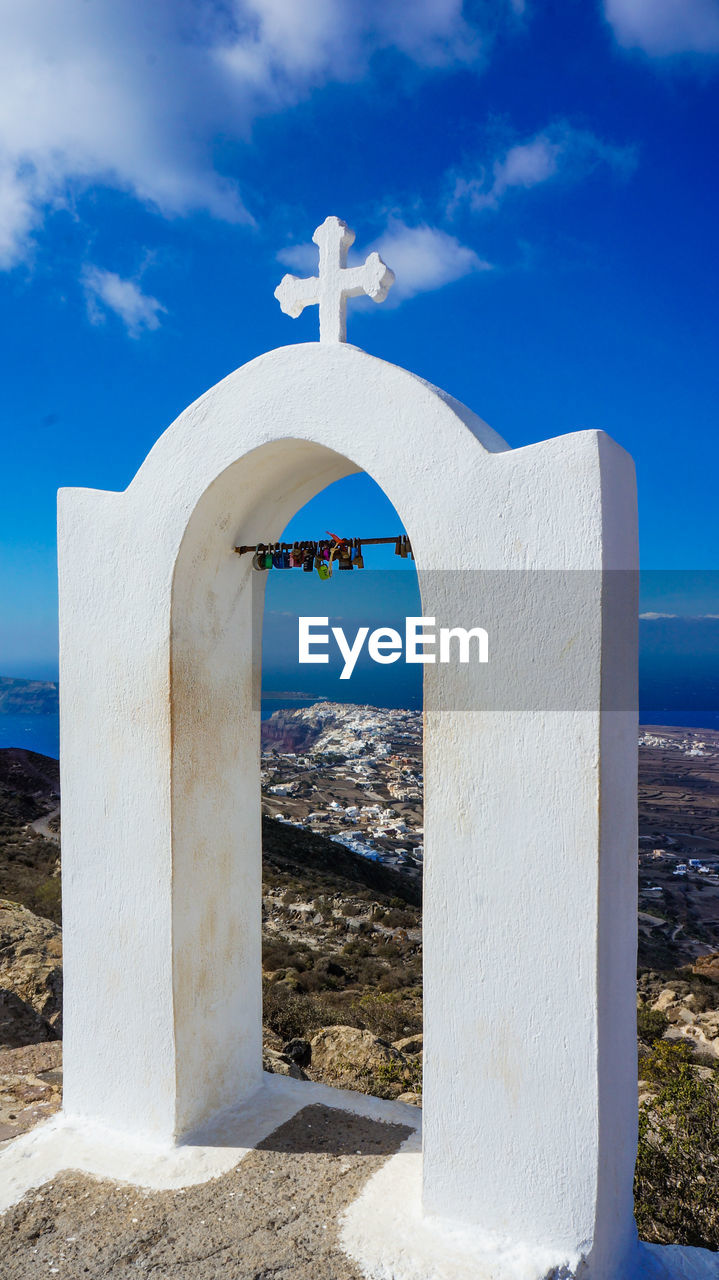 VIEW OF BLUE SEA AGAINST SKY SEEN FROM ARCH