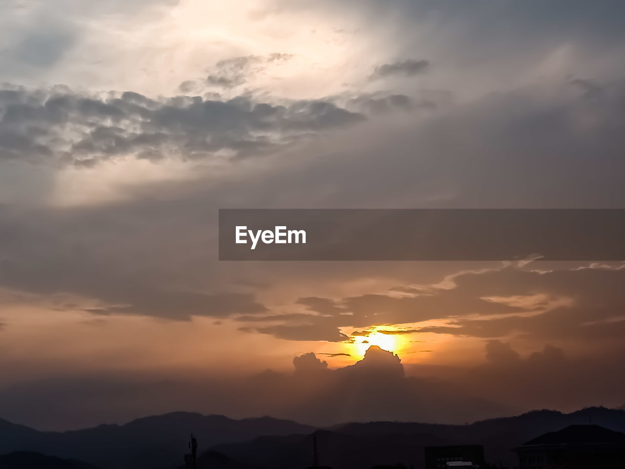 LOW ANGLE VIEW OF SILHOUETTE MOUNTAIN AGAINST SKY DURING SUNSET