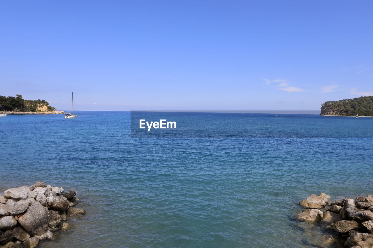 SAILBOAT IN SEA AGAINST SKY