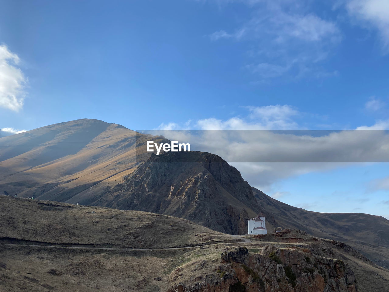 SCENIC VIEW OF MOUNTAIN RANGE AGAINST BLUE SKY