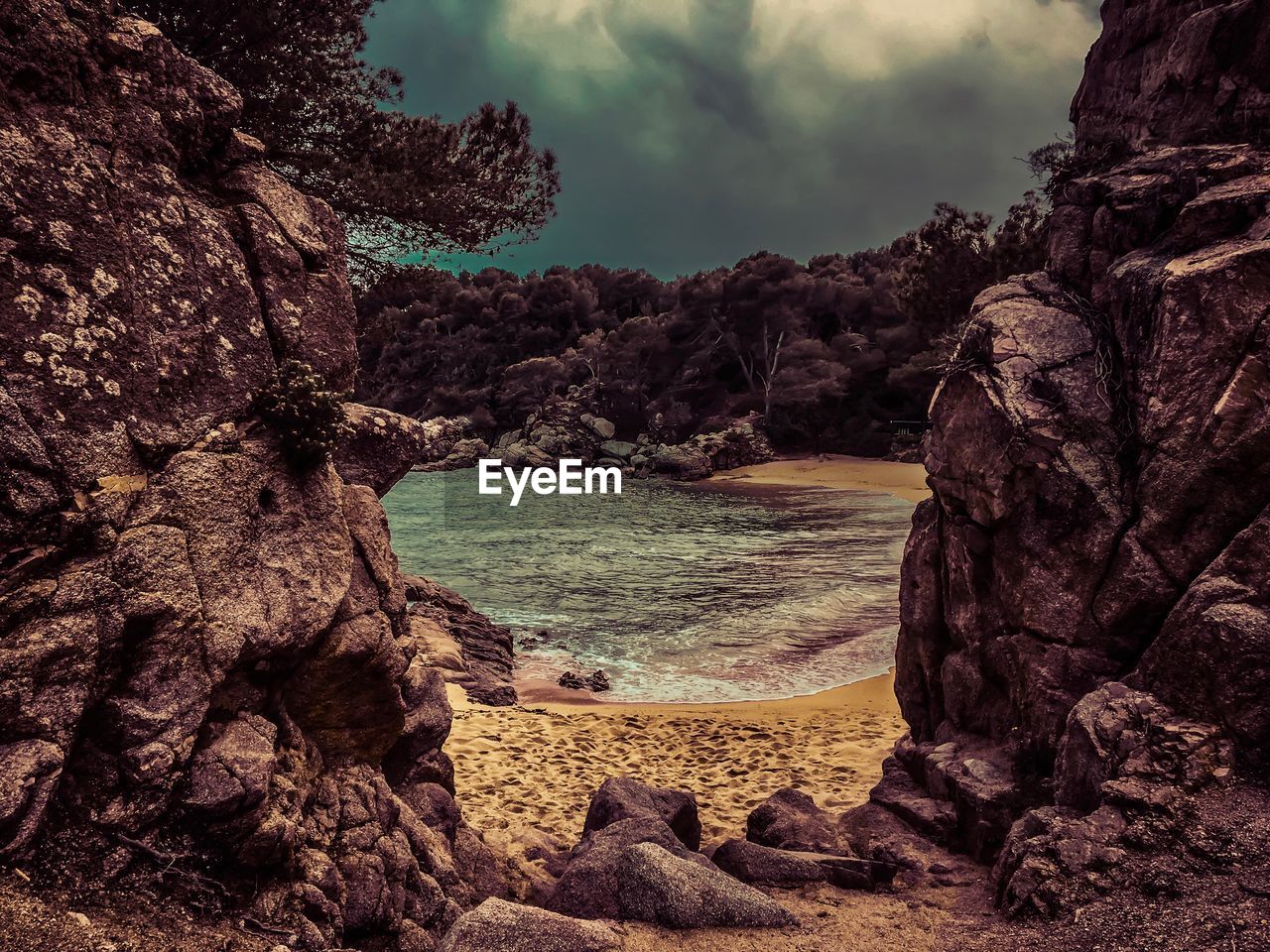 SCENIC VIEW OF SEA AGAINST ROCK FORMATION