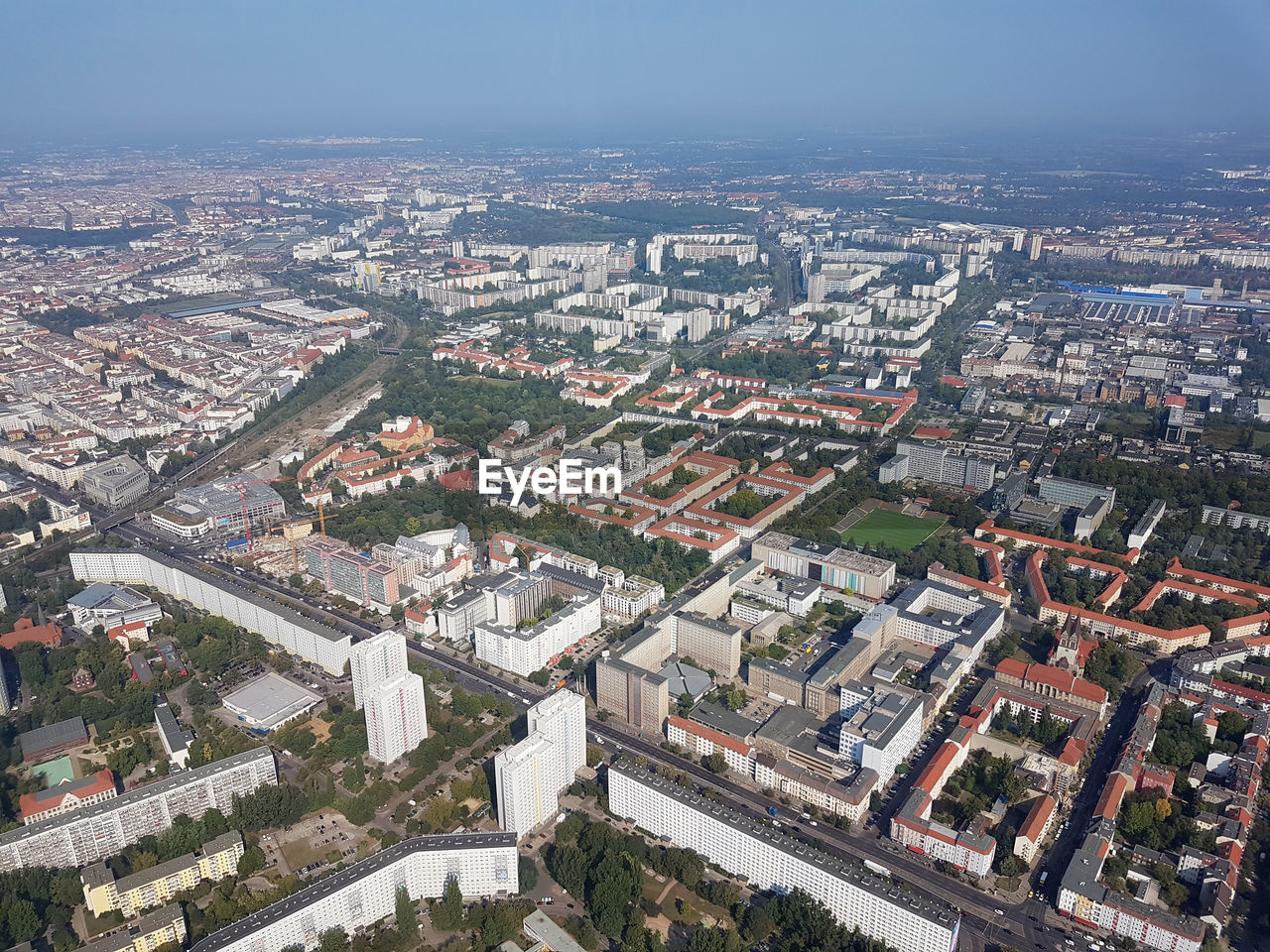 HIGH ANGLE VIEW OF TOWNSCAPE AGAINST SKY