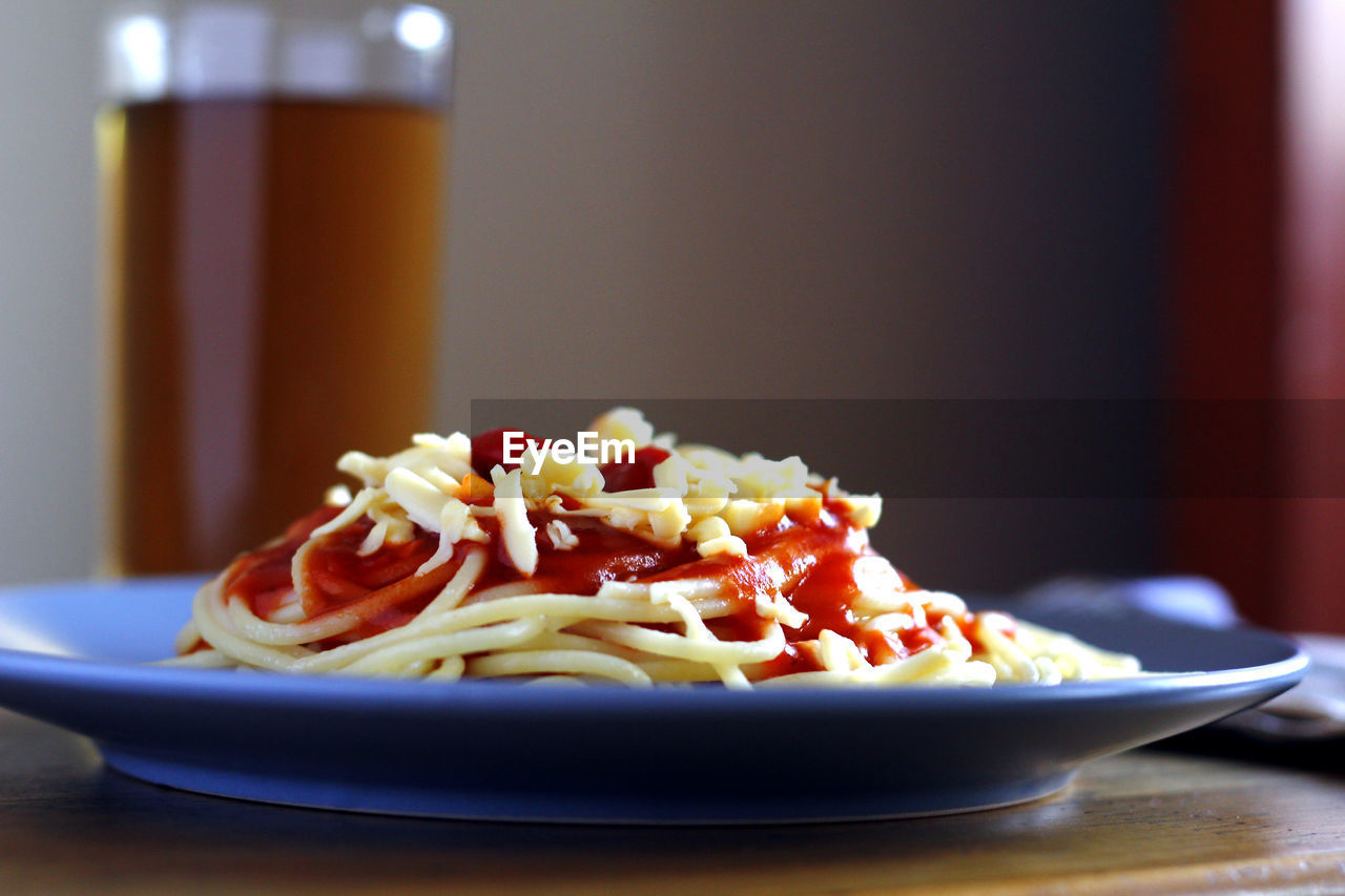 CLOSE-UP OF PASTA IN PLATE