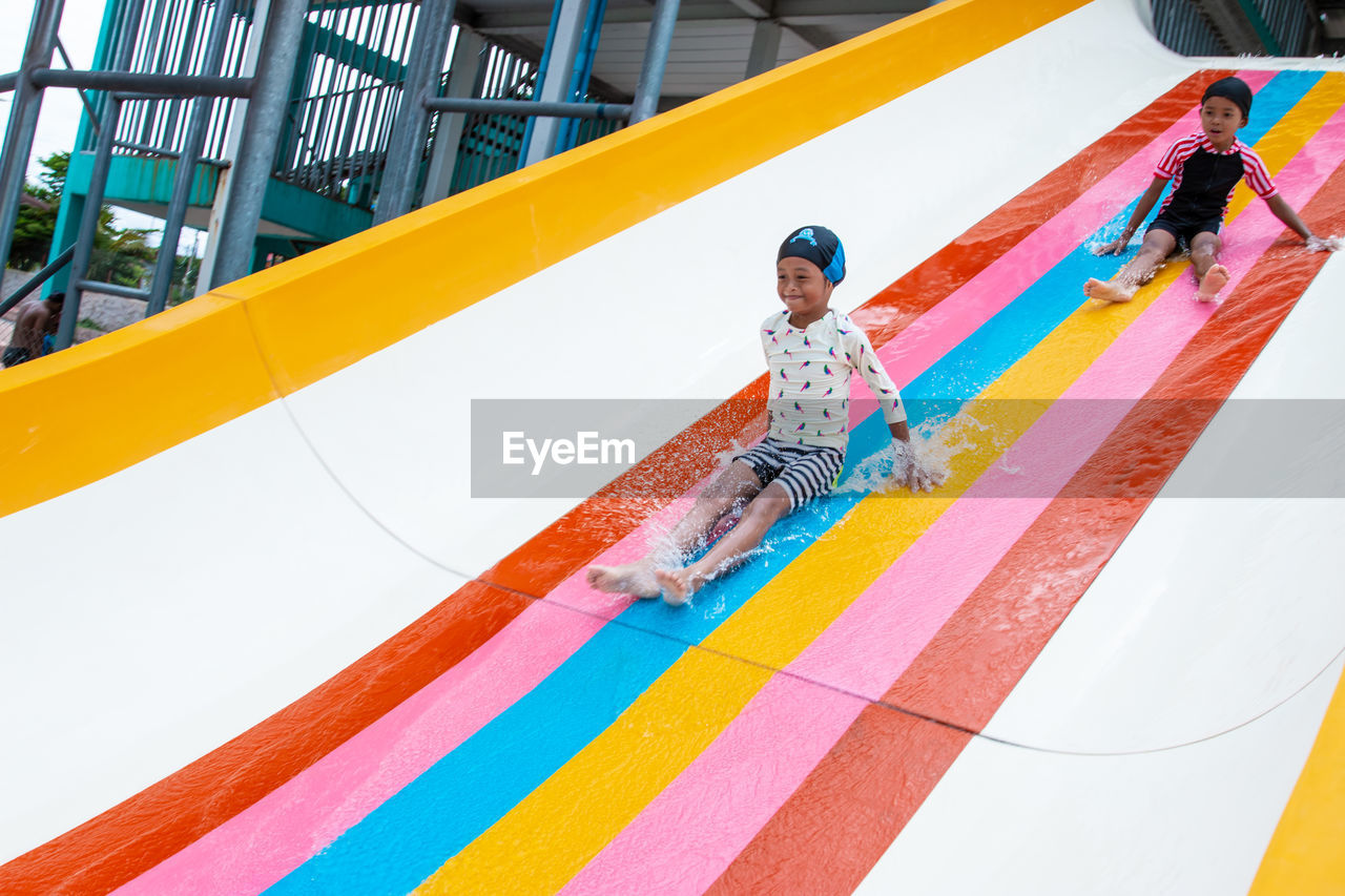 HIGH ANGLE VIEW OF MAN PLAYING IN POOL