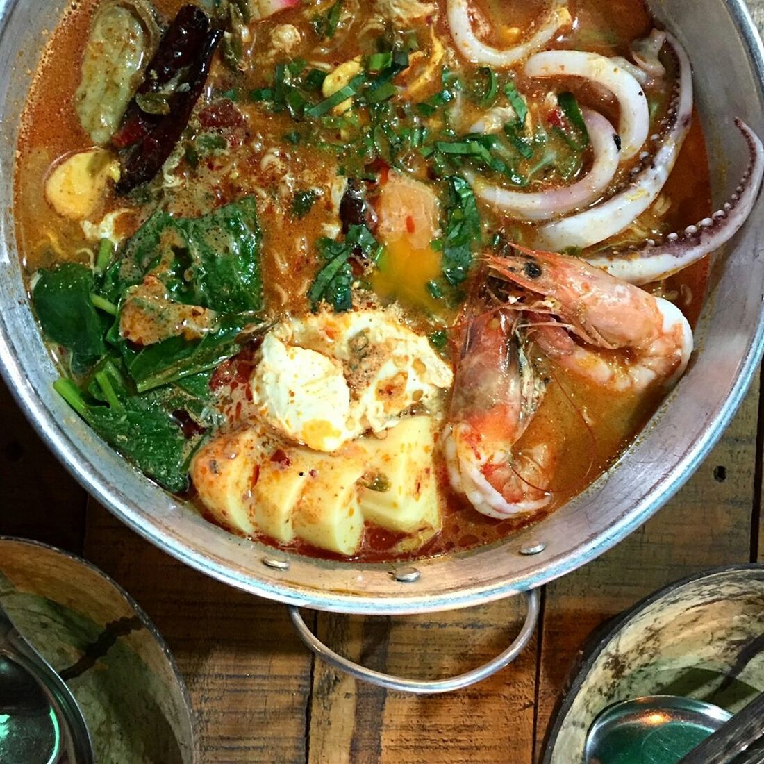 HIGH ANGLE VIEW OF NOODLES WITH BOWL