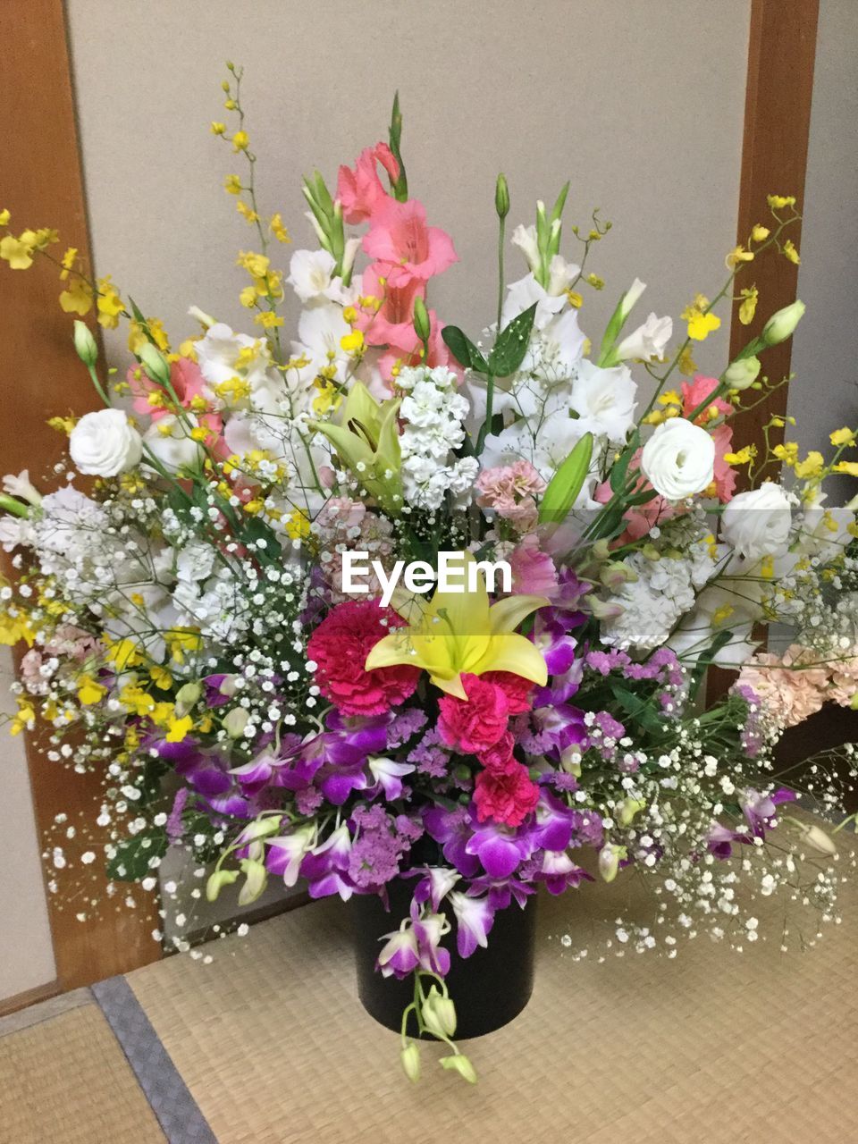 CLOSE-UP OF FLOWERS IN VASE