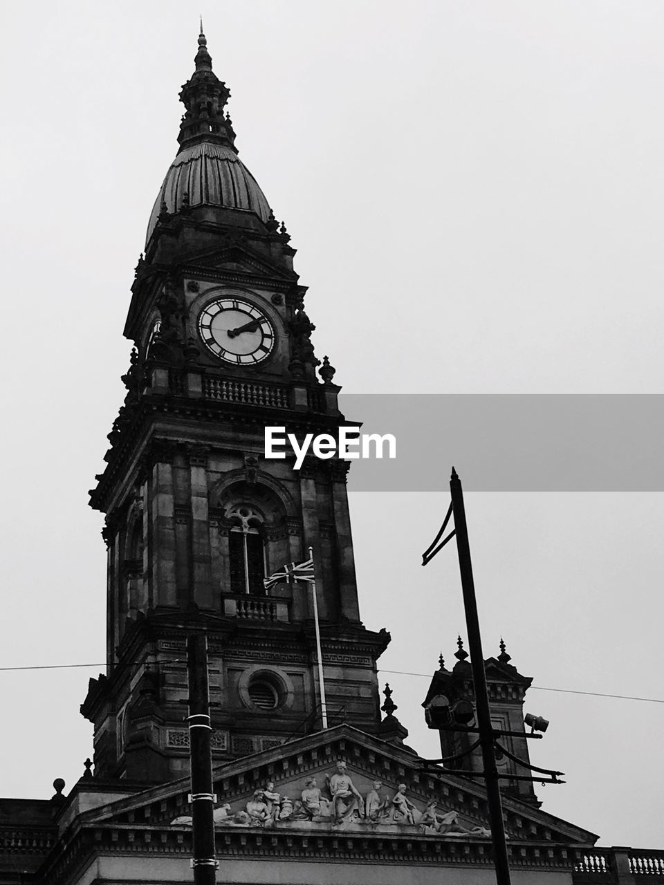 LOW ANGLE VIEW OF CLOCK TOWER AGAINST SKY IN CITY