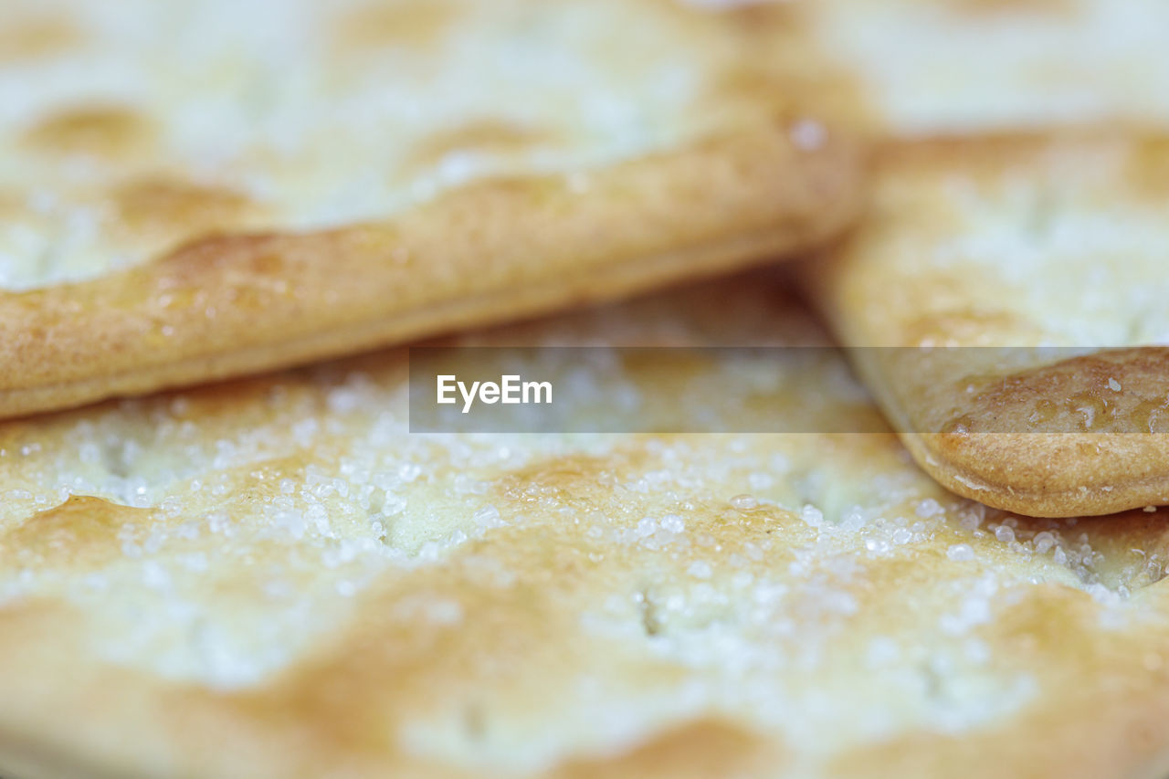 CLOSE-UP OF BREAD IN PLATE