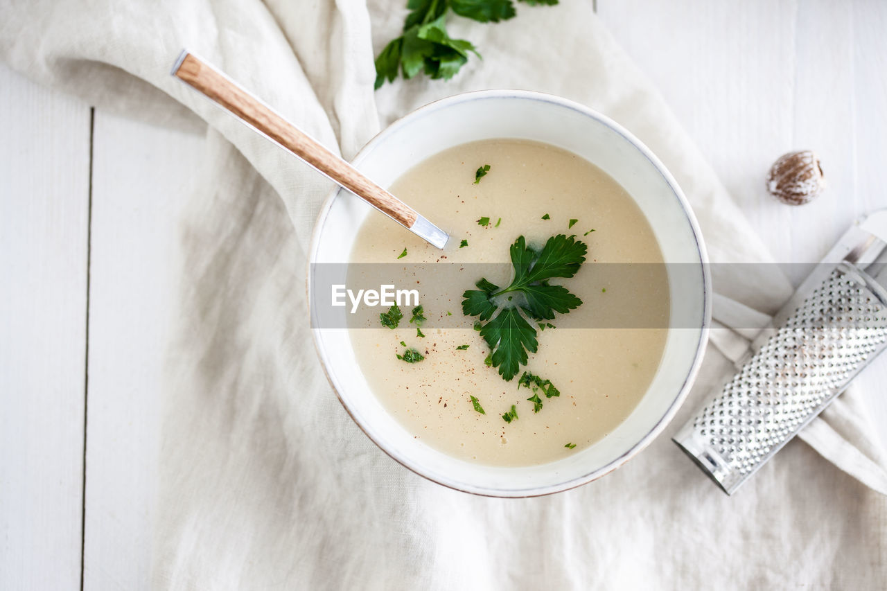 HIGH ANGLE VIEW OF SOUP IN BOWL