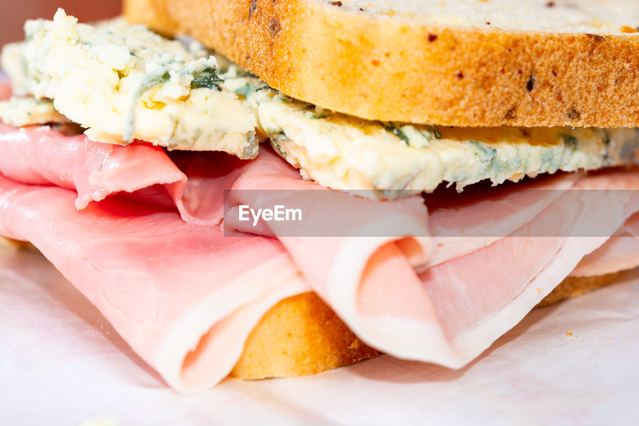 CLOSE-UP OF SANDWICH