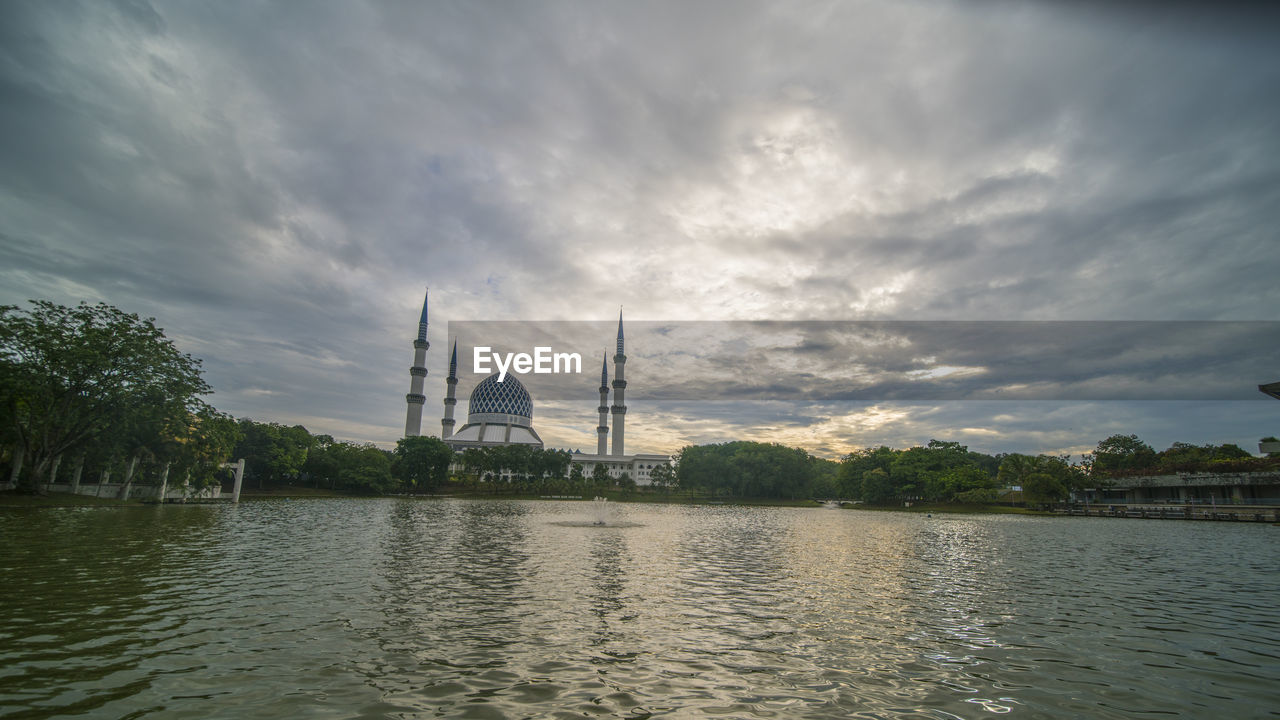 SCENIC VIEW OF LAKE AGAINST SKY AT DUSK