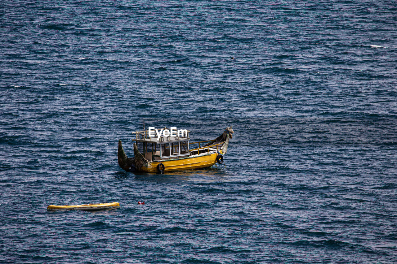 SAILBOAT SAILING ON SEA