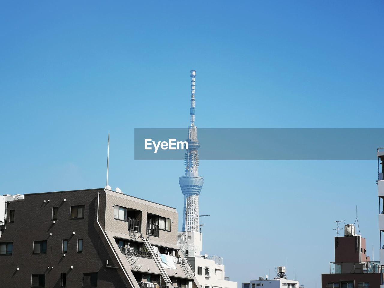 LOW ANGLE VIEW OF BUILDINGS AGAINST SKY