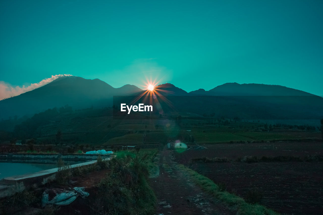 Panoramic view of sunrise between mountain