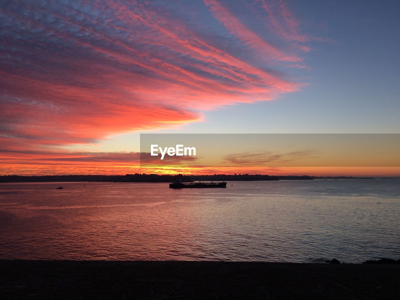 SCENIC VIEW OF SEA AGAINST SKY AT SUNSET