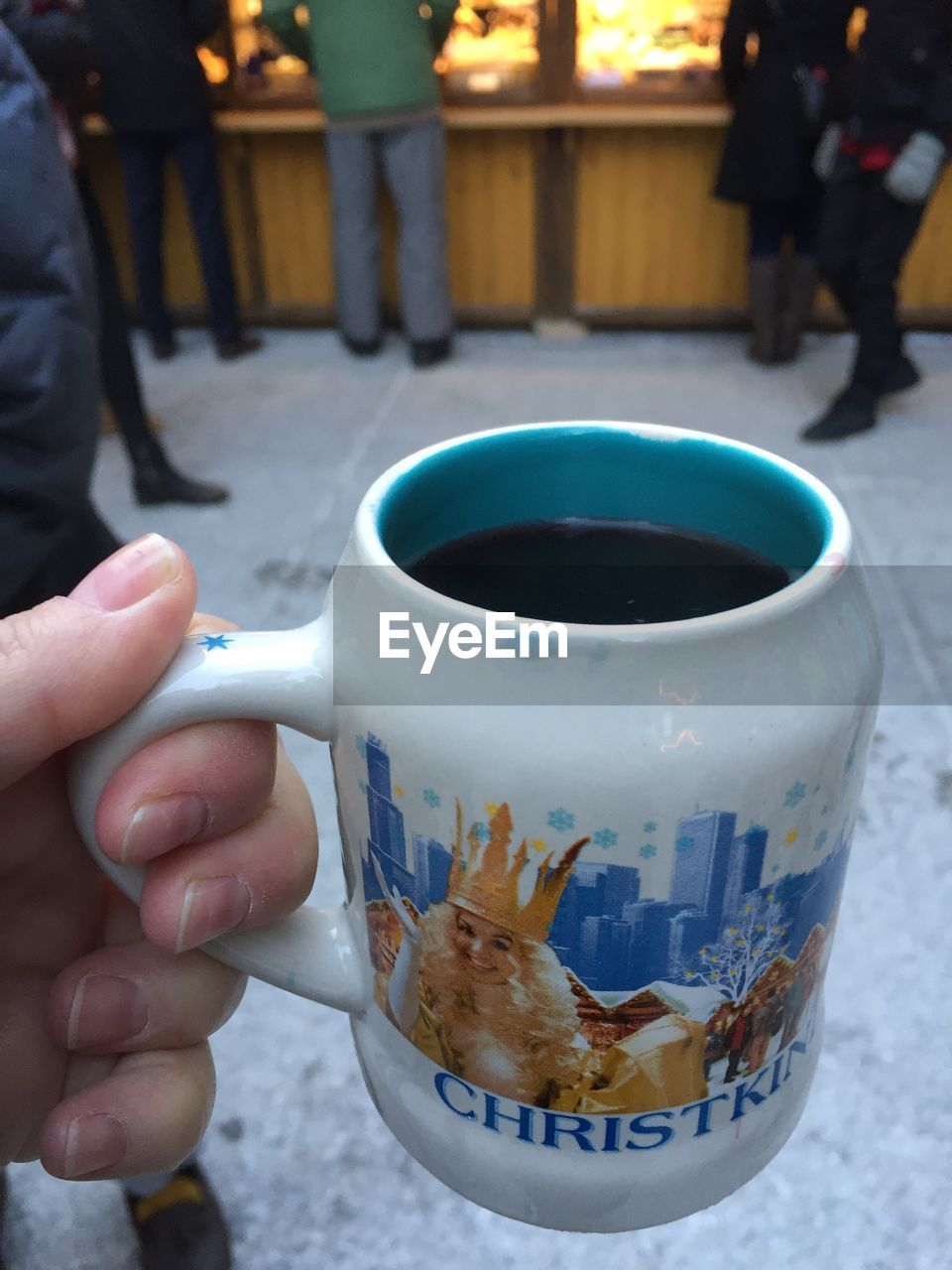 CLOSE-UP OF HAND HOLDING DRINK WITH TEA