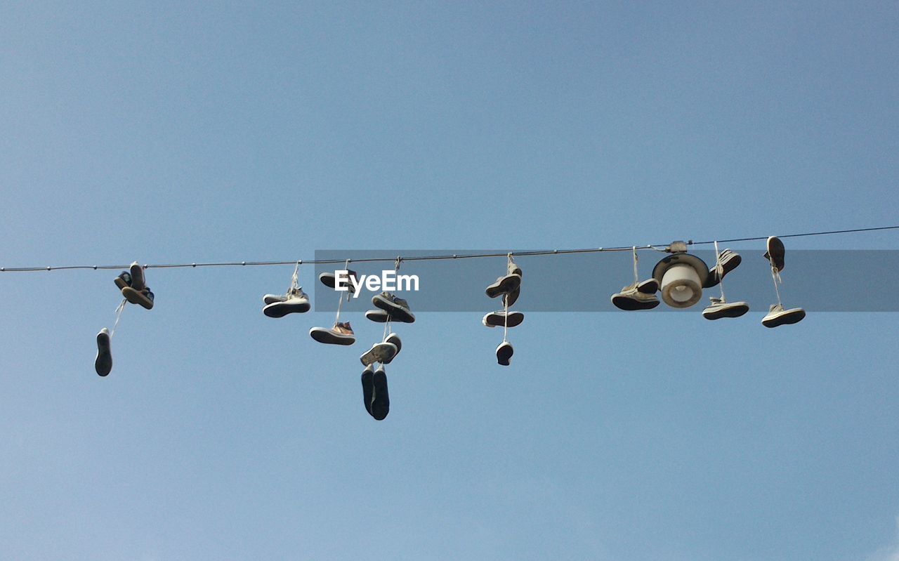 LOW ANGLE VIEW OF BIRDS FLYING AGAINST SKY