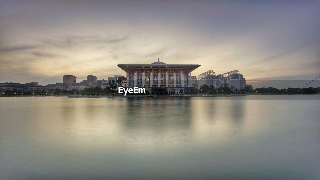 VIEW OF CITY AT WATERFRONT