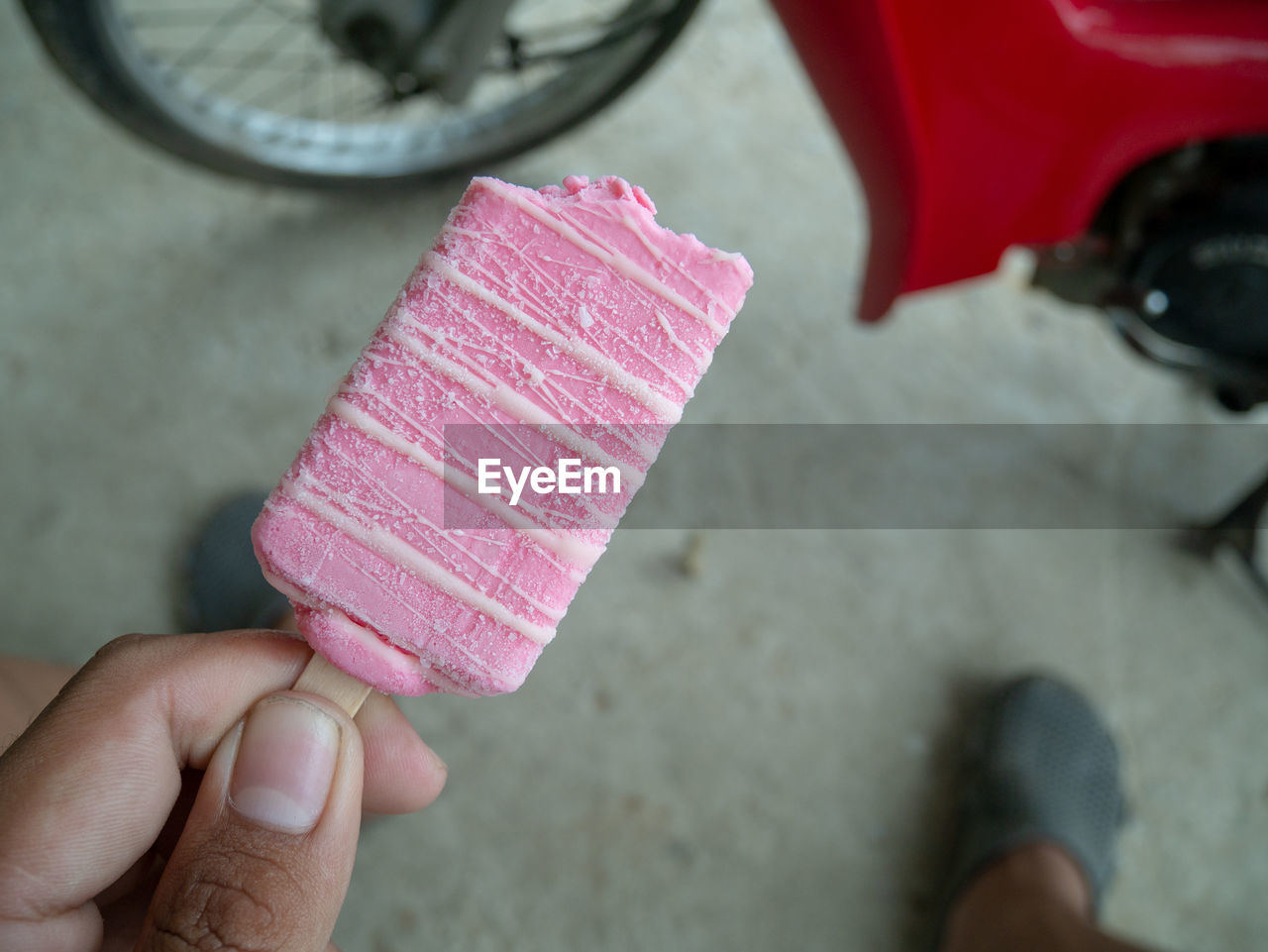 MIDSECTION OF PERSON HOLDING ICE CREAM