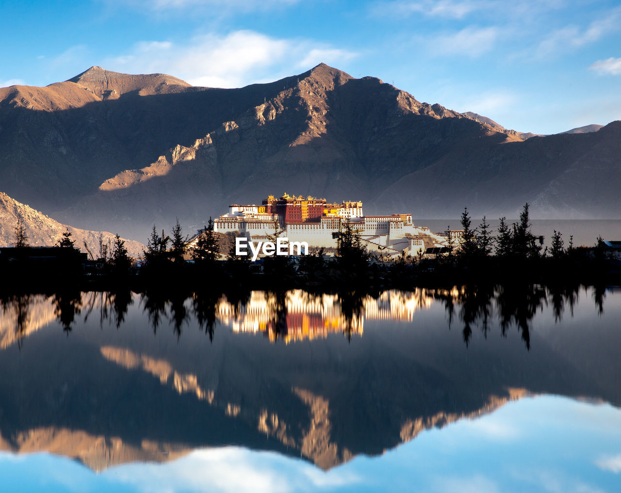 Panoramic view of lake and mountains against sky