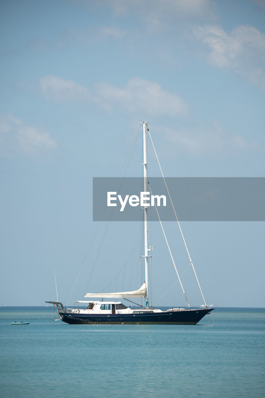 SAILBOAT ON SEA AGAINST SKY