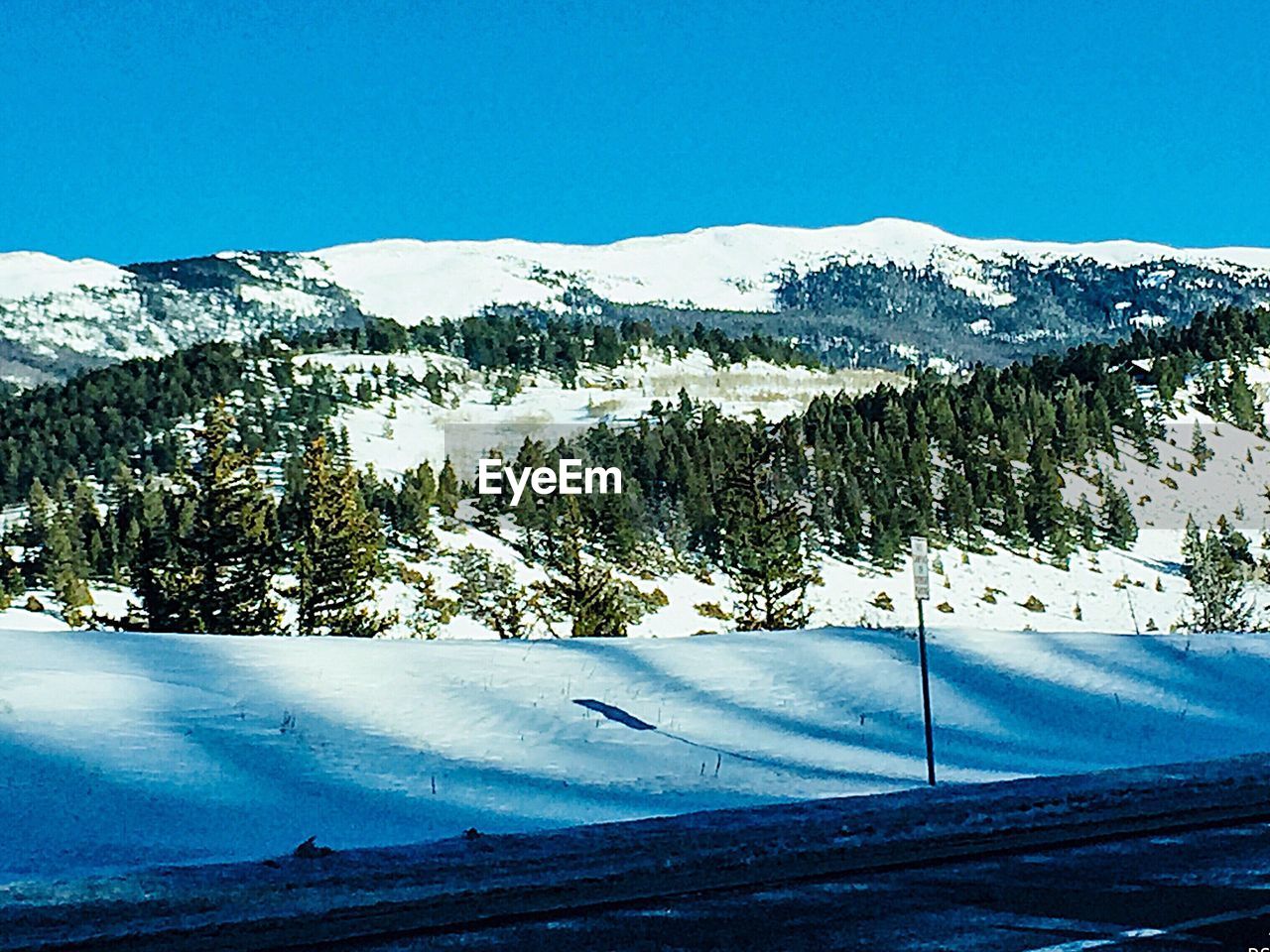 SCENIC VIEW OF SNOW COVERED MOUNTAINS AGAINST SKY