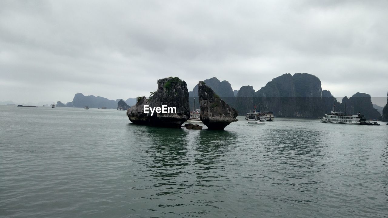 BOATS IN SEA AGAINST SKY