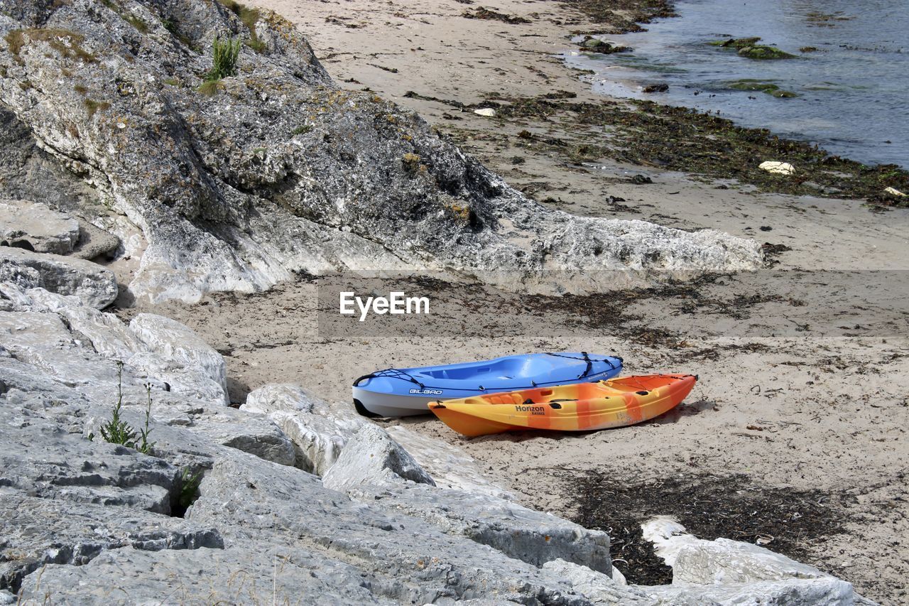 HIGH ANGLE VIEW OF ROCK ON BEACH