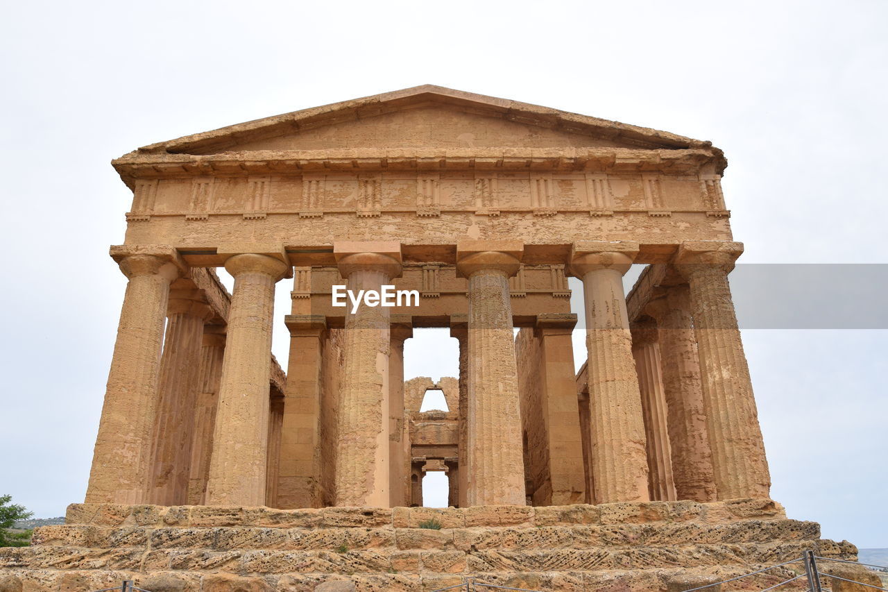 LOW ANGLE VIEW OF OLD RUINS