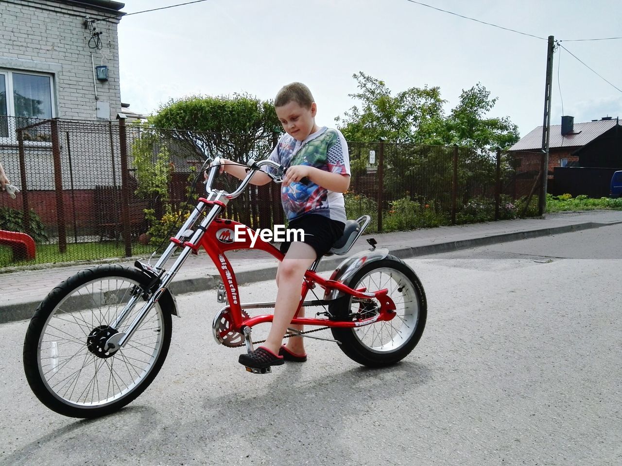 FULL LENGTH OF A BICYCLE WITH UMBRELLA