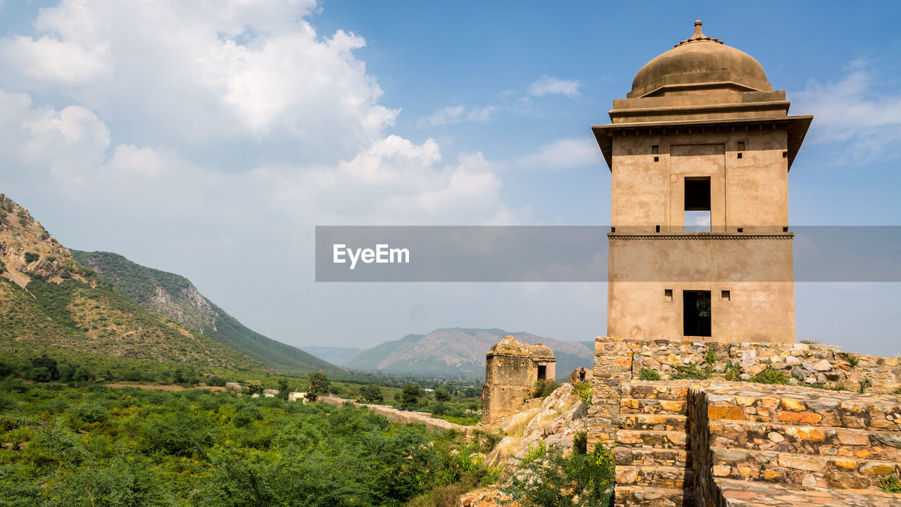 Spooky ruins of bhangarh fort, the most haunted place in india