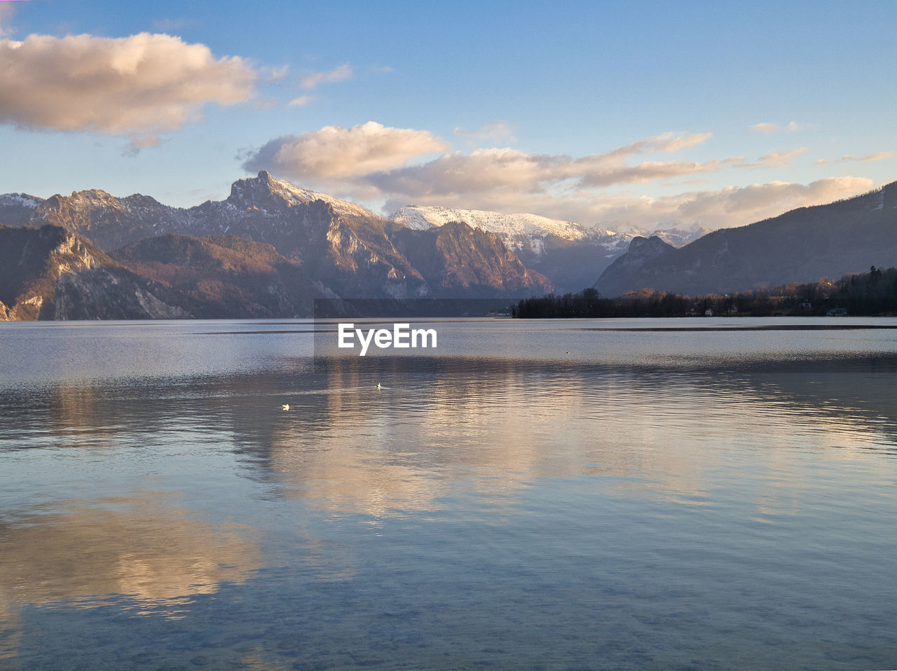 SCENIC VIEW OF LAKE BY MOUNTAIN AGAINST SKY