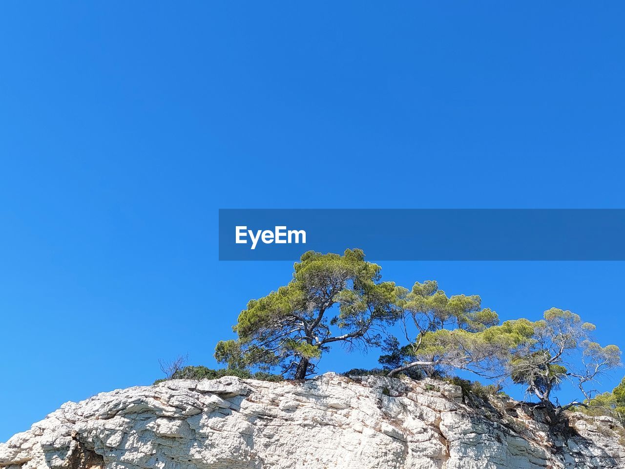 LOW ANGLE VIEW OF ROCK AGAINST BLUE SKY