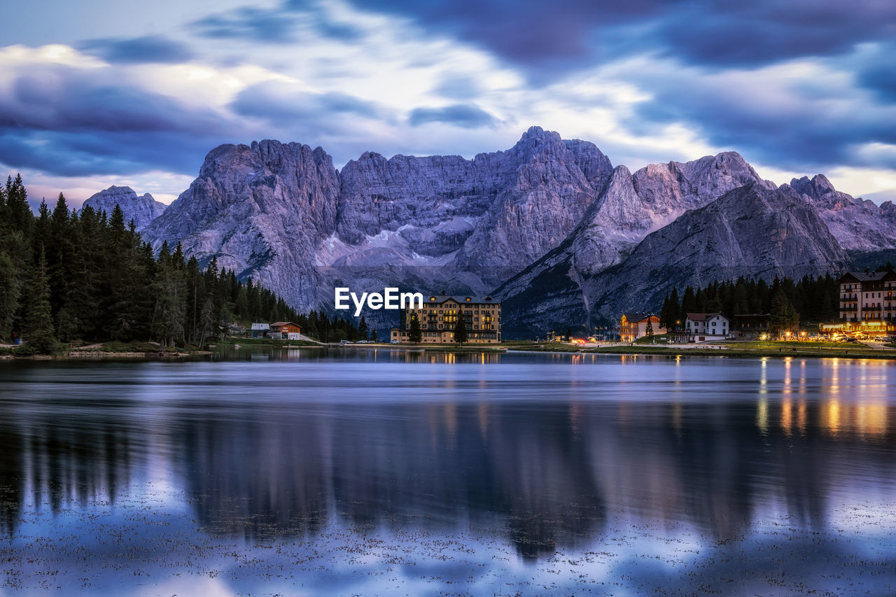 Lake misurina and mount sorapiss sunrise view taken during summer. dolomite, italy.