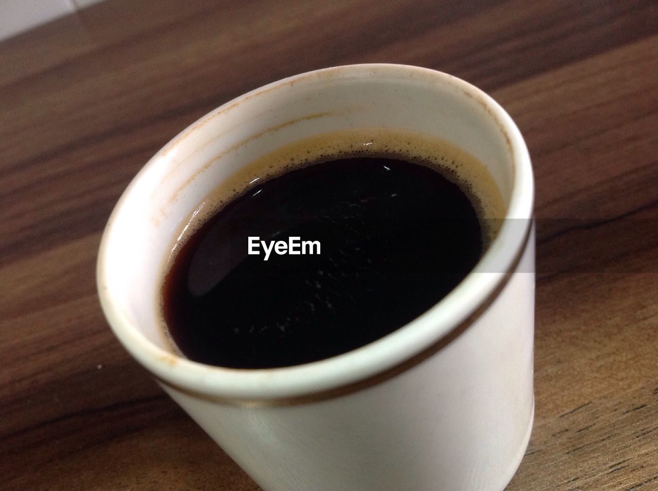 HIGH ANGLE VIEW OF COFFEE IN CUP