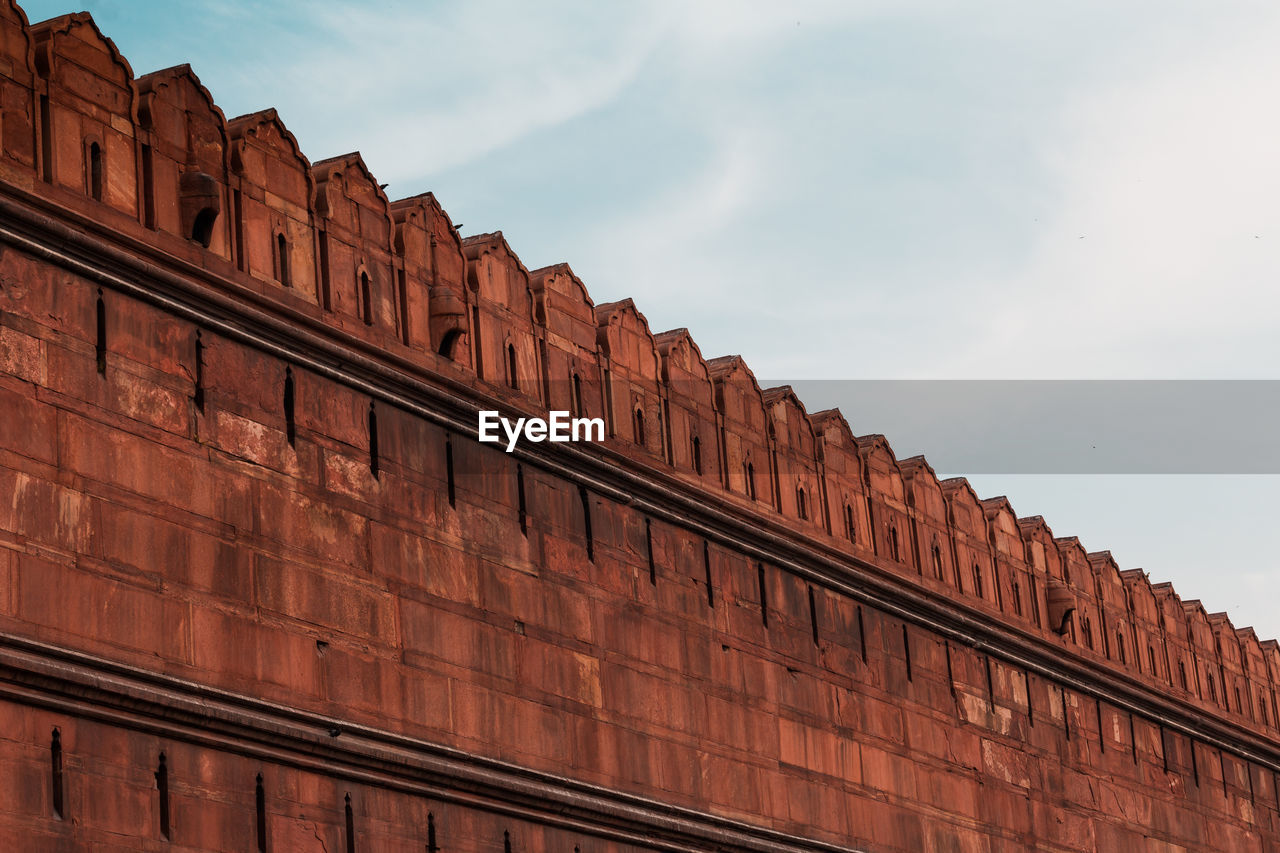 LOW ANGLE VIEW OF HISTORICAL BUILDING AGAINST SKY