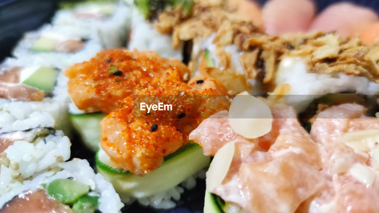 CLOSE-UP OF MEAT AND SALAD IN PLATE