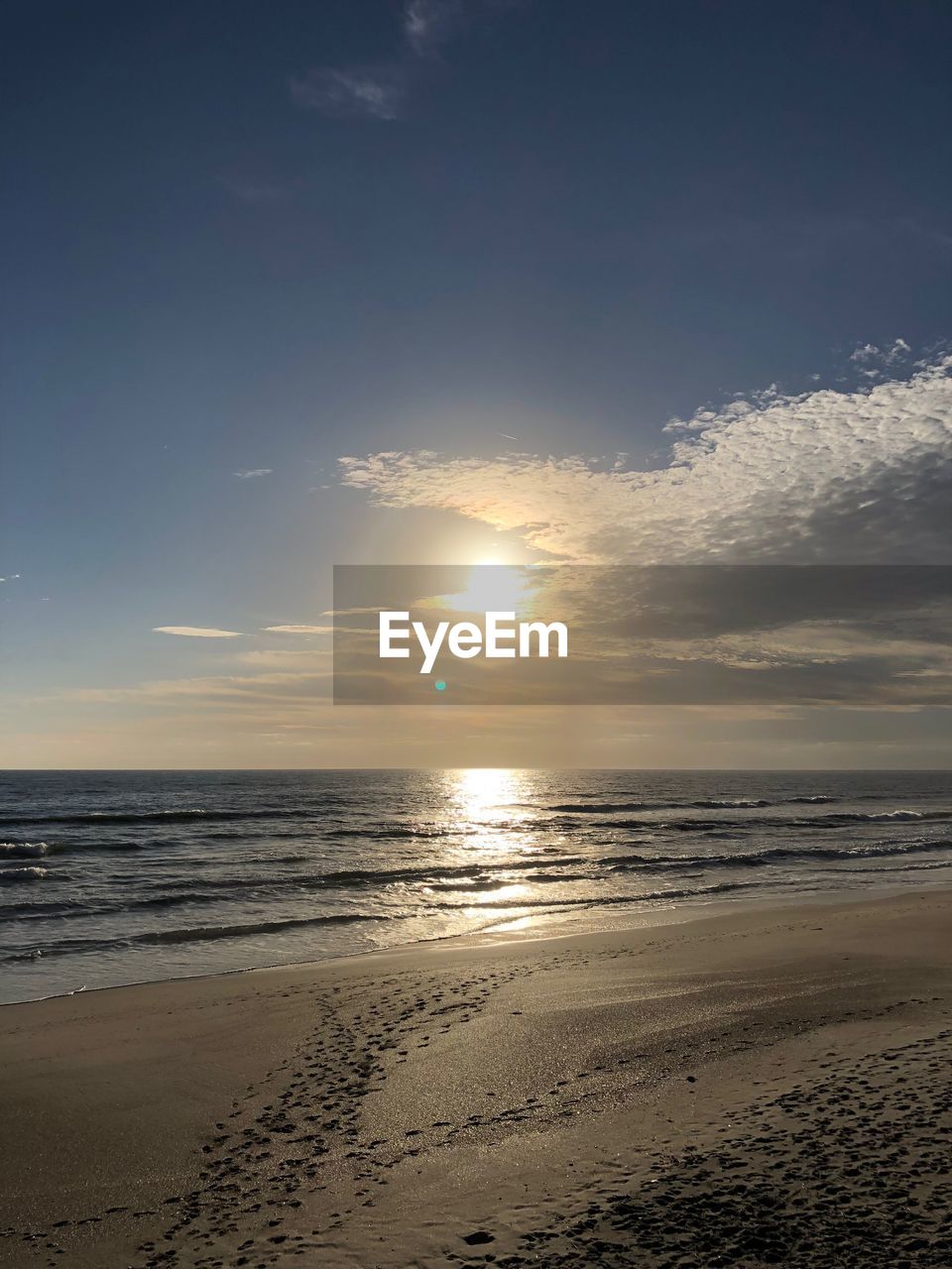 VIEW OF SEA AGAINST CLOUDY SKY DURING SUNSET